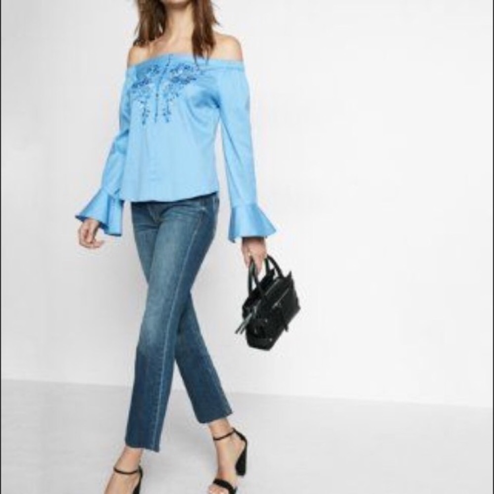 🦋Worn once! Express off the shoulder top!🦋